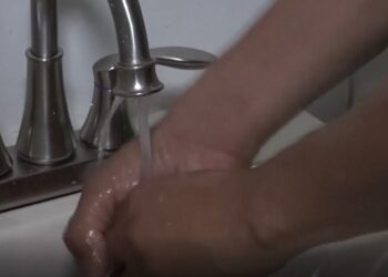 Persona lavándose las manos