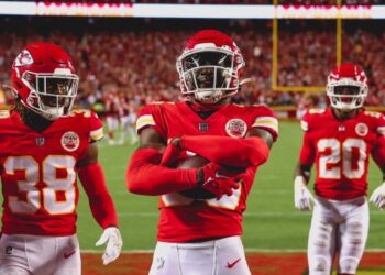 Jaylen Watson festejando su touchdown tras interceptar el pase de Justin Herbert para touchdown.