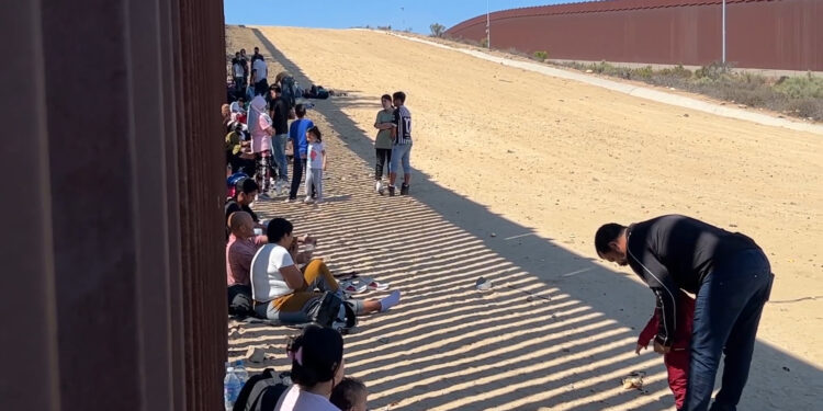 Cruce masivo de migrantes