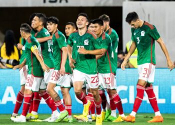 Los jugadores de la selección mexicana celebrando con Hirving Lozano tras su gol ante Perú.