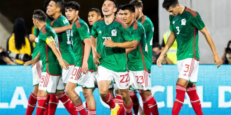 Los jugadores de la selección mexicana celebrando con Hirving Lozano tras su gol ante Perú.