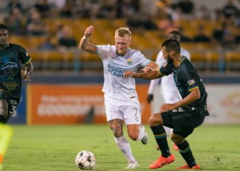 Jack Blake quitándose a rivales en el triunfo del Loyal ante Lights.