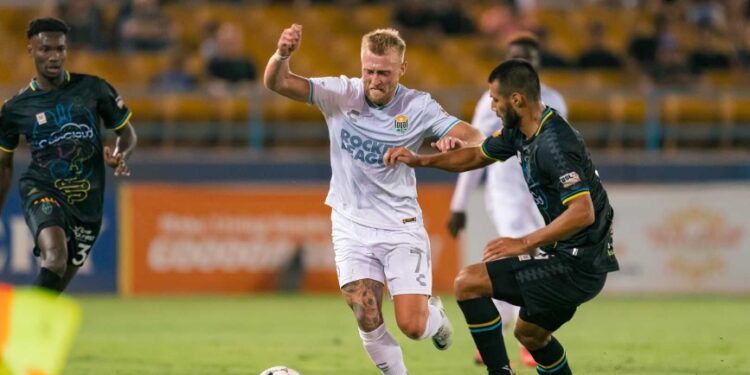 Jack Blake quitándose a rivales en el triunfo del Loyal ante Lights.
