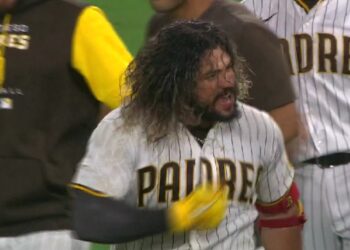 Jorge Alfaro celebrando su imparable ganaron ante los Diamondbacks.