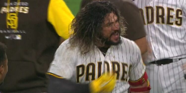 Jorge Alfaro celebrando su imparable ganaron ante los Diamondbacks.