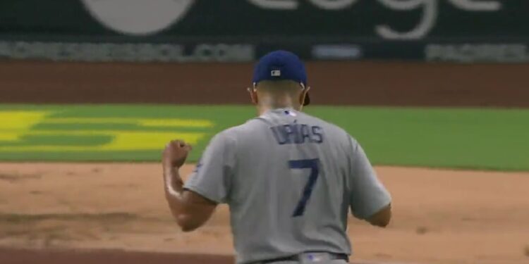 Julio Urías celebrando tras un double play que lo sacó del inning.