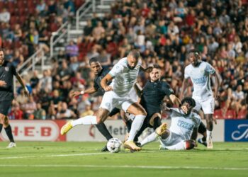 Kyle Vassell luchando ante la defensa de San Antonio.