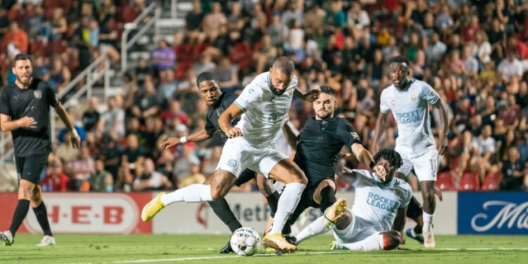 Kyle Vassell luchando ante la defensa de San Antonio.