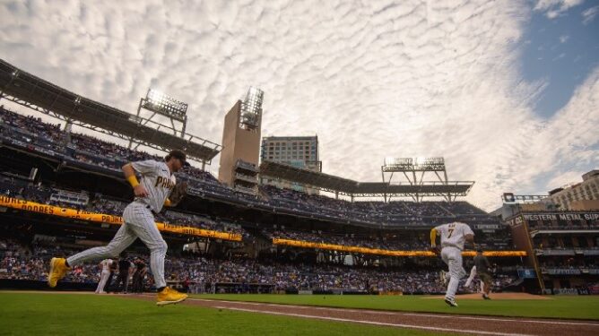 Jake Cronenworth y Ha-Seong Kim saltando al terreno de juego en Petco Park.