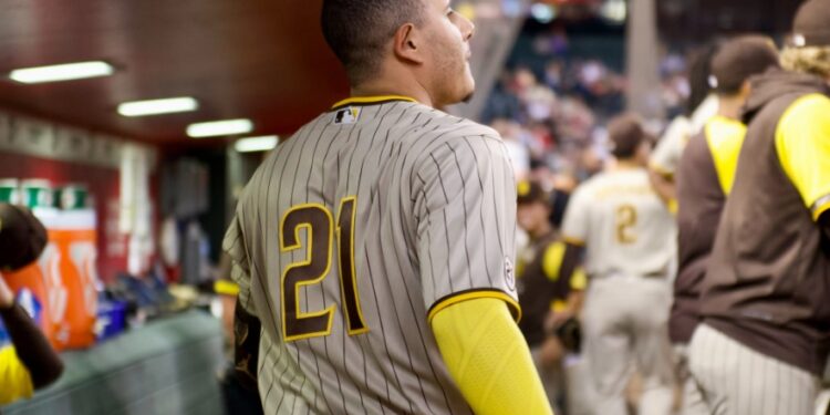 Manny Machado portando el jersey con el número de Roberto Clemente.