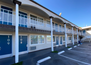 Ciudad de San Diego convierte un nuevo hotel en refugio no congregado para personas mayores sin hogar
