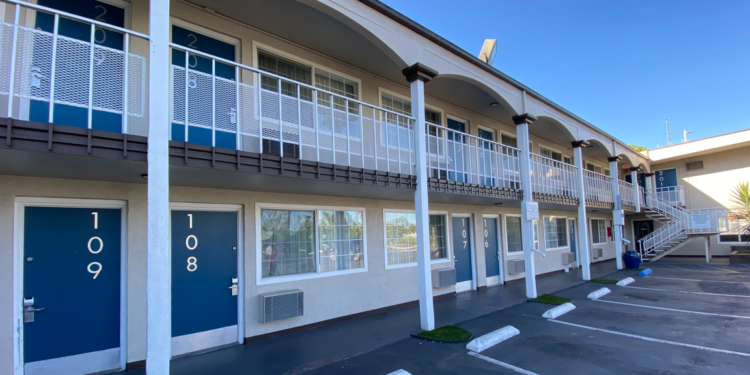 Ciudad de San Diego convierte un nuevo hotel en refugio no congregado para personas mayores sin hogar