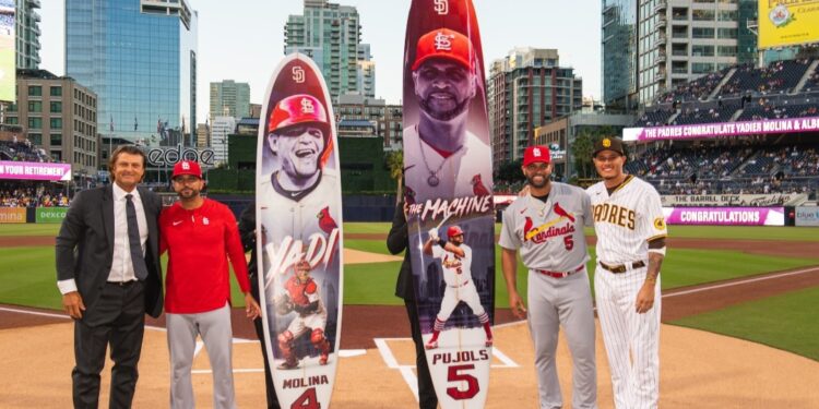 Padres rinden homenaje a dos grandes previo a vencer a Cards.