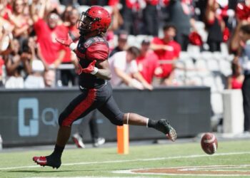 Jordan Byrd anotando uno de sus touchdowns ante Toledo.