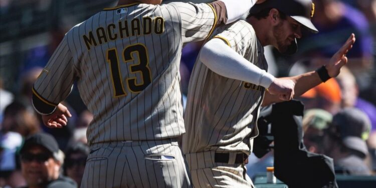 Manny Machado felicitando a Wil Myers tras su cuadrangular ante los Rockies.