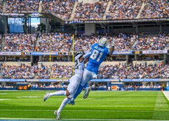 Mike Williams anotando el único touchdown del juego para Chargers ante Jaguars.