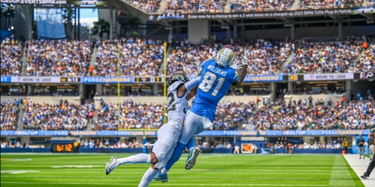 Mike Williams anotando el único touchdown del juego para Chargers ante Jaguars.