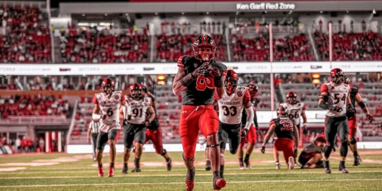 Tavion Thomas anotando un touchdown ante San Diego State.