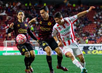 La disputa de la pelota entre jugadores de Xolos y Necaxa.