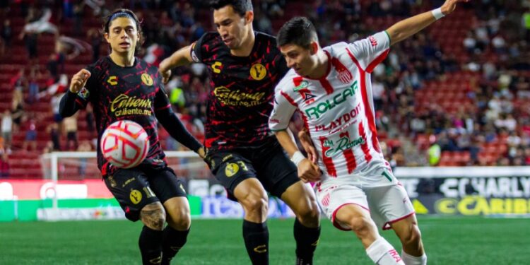 La disputa de la pelota entre jugadores de Xolos y Necaxa.