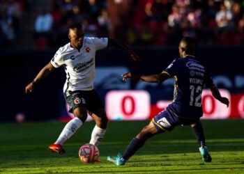 Renato Ibarra buscando burlar a un rival del Atlético San Luis.