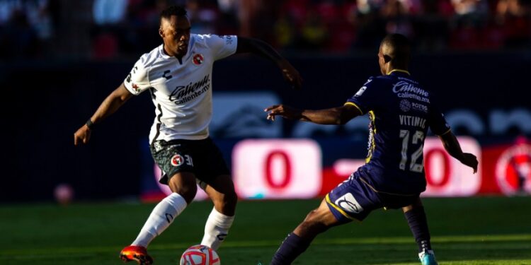 Renato Ibarra buscando burlar a un rival del Atlético San Luis.