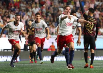 Luis Olivas celebrando el gol del triunfo para Chivas.