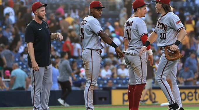 Jugadores de los Diamondbacks celebrando el triunfo ante Padres.
