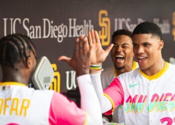 Jurickson Profar siendo felicitado por Juan Soto tras su cuadrangular ante Arizona.