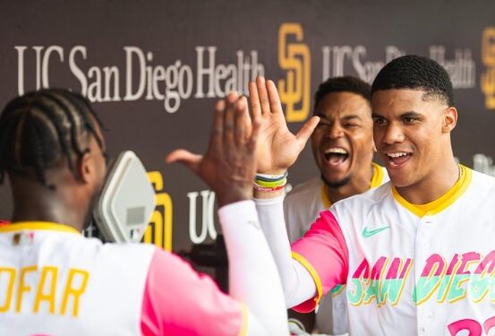Jurickson Profar siendo felicitado por Juan Soto tras su cuadrangular ante Arizona.