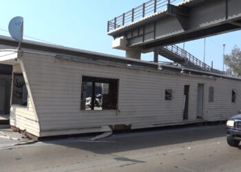 Abandonan casa rodante en vía rápida