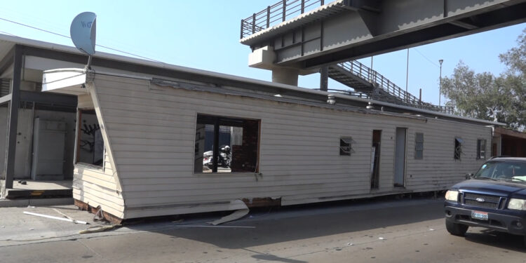 Abandonan casa rodante en vía rápida