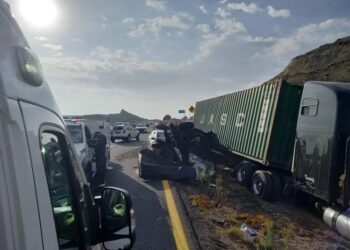 Trailer sin frenos ocasionó aparatoso accidente en la carretera Ensenada-Tijuana este fin de semana