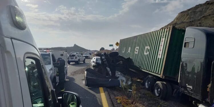 Trailer sin frenos ocasionó aparatoso accidente en la carretera Ensenada-Tijuana este fin de semana