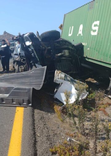 Accidente trailer y carros Ensenada Tijuana