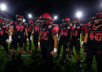 Los jugadores de los Aztecs reunidos durante el juego ante los Warriors.