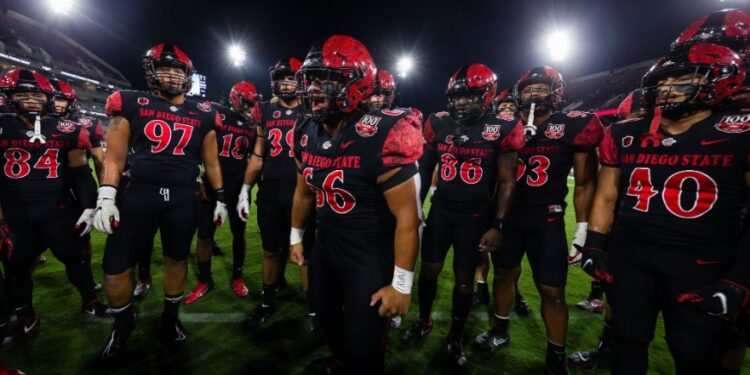 Los jugadores de los Aztecs reunidos durante el juego ante los Warriors.