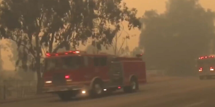 Bomberos trabajando con vientos de Santa Ana