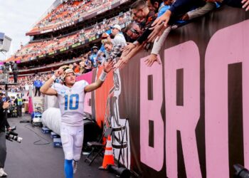 Justin Herbert saludando a los aficionados de los Chargers en Cleveland.