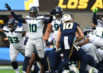 La defensa de Seahawks celebrando el haber detenido a Chargers en una cuarta oportunidad.