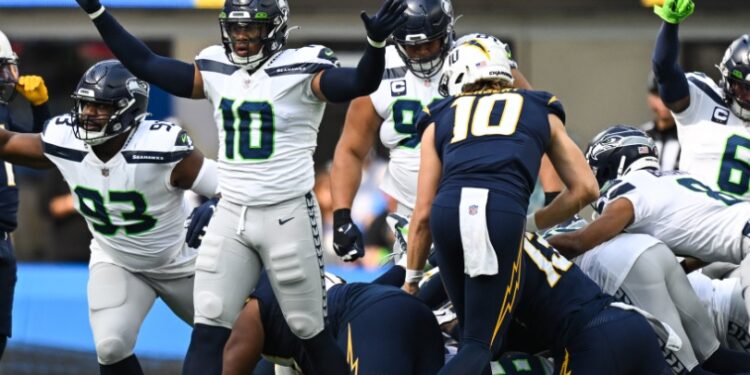 La defensa de Seahawks celebrando el haber detenido a Chargers en una cuarta oportunidad.