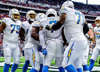 Jugadores de Chargers festejando tras conseguir un touchdown en la primera mitad.