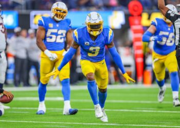 Derwin James festejando una tacleada ante Broncos.