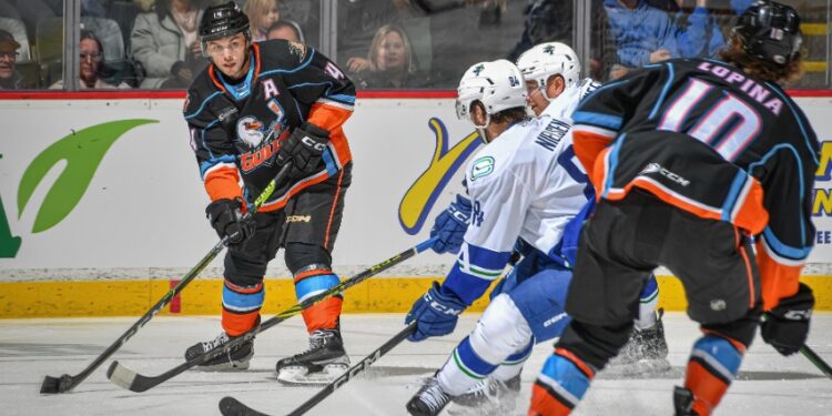 La lucha por el puck en los últimos minutos tras el empate momentáneo de los Gulls.