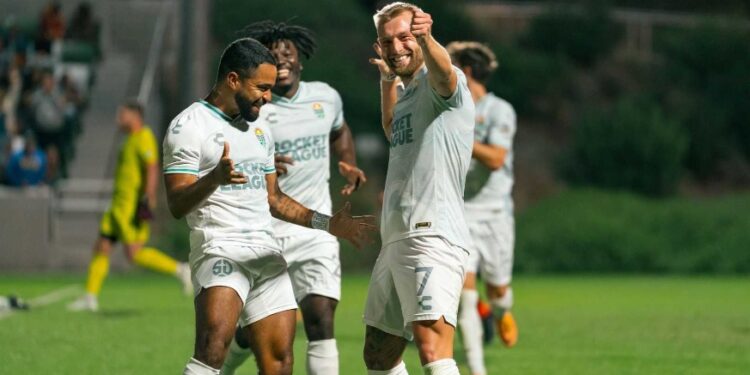 Jack Blake celebrando su gol del empate ante Orange County.