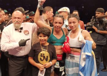 Jackie Nava celebrando su triunfo en su última pelea como profesional.
