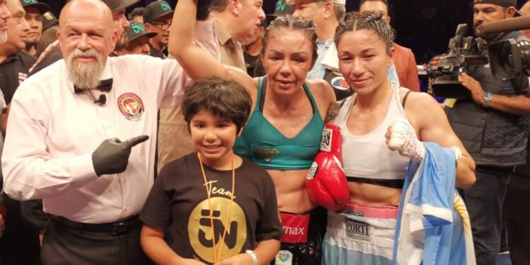 Jackie Nava celebrando su triunfo en su última pelea como profesional.