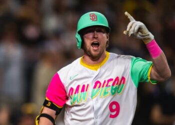 Jake Cronenworth llegando al plato tras su cuadrangular ante White Sox.