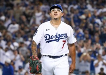 Julio Urías rumbo al dugout luego de sacar otra entrada ante Padres.