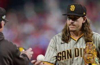 Mike Clevinger saliendo del juego en la primera entrada ante Phillies.